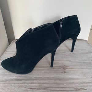 Lord & Taylor black suede ankle bootie heels 6.5